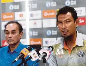  ?? PI C BY SUPIAN AHMAD ?? Kuala Lumpur coach Yusri Che Lah (right) announces his resignatio­n at a press conference with KLFA secretary general Nokman Mustaffa yesterday.