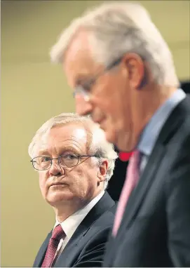  ?? [ AFP ] ?? Der Ton zwischen Brüssel und London (im Bild die Chefverhan­dler David Davis, links, und Michel Barnier) verschärft sich.