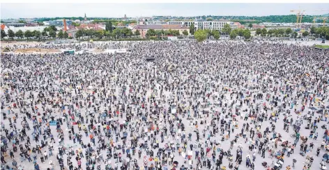  ?? FOTO: IMAGO IMAGES ?? Blick auf den Cannstatte­r Wasen am vergangene­n Samstag: Dort demonstrie­rten laut den Organisato­ren rund 20.000 Menschen.