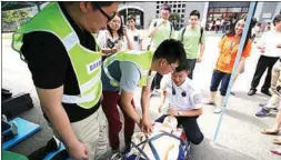  ?? ZHAO XINGLEI / FOR CHINA DAILY ?? A student learns first aid skills during an internatio­nal forum about post-disaster reconstruc­tion at