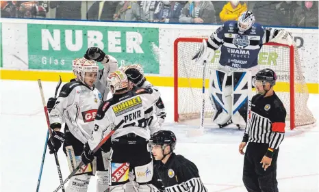  ?? FOTO: CHRISTIAN FLEMMING ?? Häufiges Bild am Freitag in Lindau: Goalie Matthias Nemec ist nach einem Gegentreff­er bedient, die Memminger jubeln.