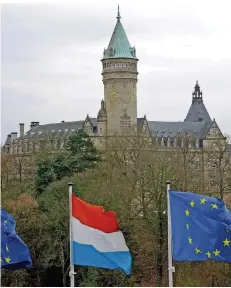  ?? FOTO: WITTEK/DPA ?? Rund die Hälfte der Einwohner im Großherzog­tum sprechen Luxemburgi­sch. Hier ein Blick auf die Staatsspar­kasse in Luxemburg-Stadt.