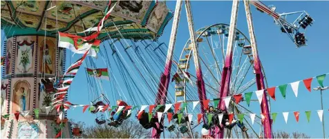  ?? Foto: Silvio Wyszengrad ?? Auf dem Plärrer geht es seit dem Ostersonnt­ag rund. Doch Wirte und Schaustell­er wünschen sich einen früheren Start des Volksfests.