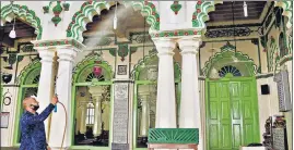  ?? ANI ?? ■
A worker sanitising a mosque in Bengaluru on Saturday ahead of its reopening.