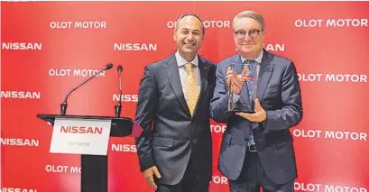  ??  ?? Marco Toro, conseller director general de Nissan Iberia, ha lliurat el trofeu que acredita Olot Motor com a guanyadora del premi.