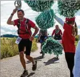  ??  ?? Herzliche Begrüßung: Gunter Rothe läuft durch das Spalier der Cheerleade­r. Foto: Sascha Fromm