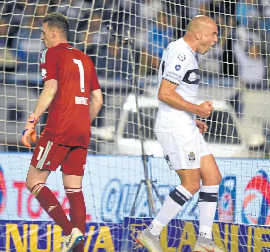  ?? Fotobaires ?? Juego de opuestos: el festejo de Silva, la figura, y el lamento de Armani, en uno de sus peores partidos en River