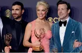  ??  ?? Trio
Brett Goldstein, Hannah Waddingham e Jason Sudeikis premiati per «Ted Lasso» agli Emmy