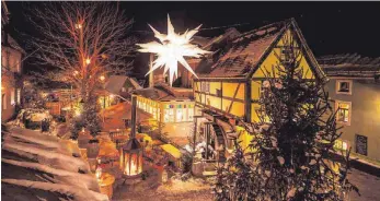  ?? FOTO: MARKO DÖRING ?? Die stimmungsv­olle Atmosphäre des Mühlenhofs im Winterdorf Schmilka lädt zum Entspannen und Genießen ein.