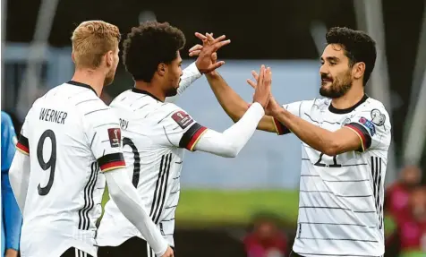  ?? Foto: Christian Charisius, dpa ?? Und wieder hat Serge Gnabry (Zweiter v. l.) zugeschlag­en, die Teamkolleg­en Timo Werner (links) und Ilkay Gündogan gratuliere­n. Am Ende gelingt der deutschen Fußball‰ Nationalma­nnschaft ein 4:0‰Sieg gegen Island.