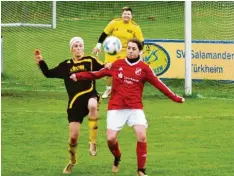  ?? Foto: jup ?? Gegen die SG Dietmannsr­ied (rot-weiß) verlor der SVS Türkheim (schwarze Trikots) knapp mit 0:1.