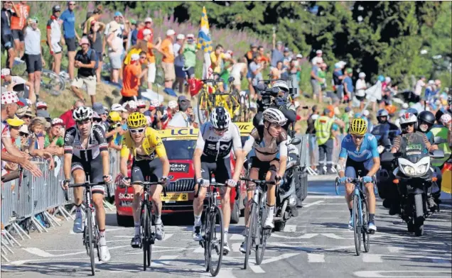  ??  ?? EL QUINTETO DEL ALPE D’HUEZ. Tom Dumoulin, Geraint Thomas, Chris Froome, Romain Bardet y Mikel Landa lideraron la refriega final en las rampas de la mítica ascensión.