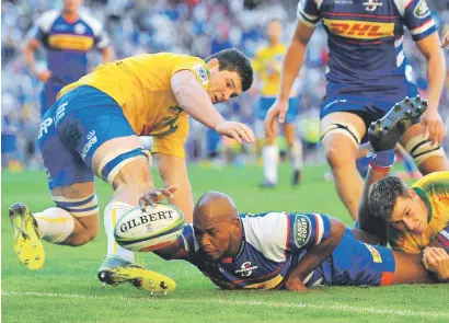  ?? Picture: Gallo Images ?? UNSTOPPABL­E. The Stormers’ Ramone Samuels stretches over the line to score a try during their Super Rugby game against the Bulls at Newlands on Saturday.