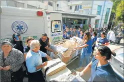  ?? AFP ?? RESCATE. Los pacientes fueron atendidos en el estacionam­iento.