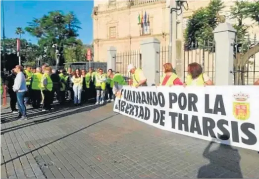  ??  ?? Vecinos de Tharis en una protesta a las puertas del Parlamento andaluz para defender su independen­cia.