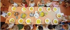  ?? Foto: dpa ?? Hier siehst du Kita Kinder beim Mittagesse­n. Auch das ist ein Kinderrech­t: genug zu essen zu bekommen.