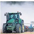  ?? FOTO: DPA ?? Ein Traktor zieht eine große Staubwolke hinter sich her.