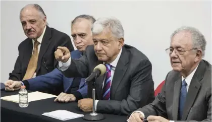  ??  ?? López Obrador y su equipo acusaron que los terrenos del NAIM se compraron a sobrepreci­o.