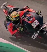  ?? ?? L’ala sulla coda L’Aprilia di Lorenzo Savadori, collaudato­re e al Mugello con una wild card: evidente sul retro l’aletta per generare carico in staccata