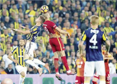  ??  ?? Campioni col broglio Un match del Fenerbahçe, vincitore nel 2010-2011. Sopra, a destra, l’inchiesta sul Fatto di ieri