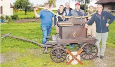  ?? FOTO: EIS ?? Auch die historisch­e Handpumpe aus dem Gründungsj­ahr der Feuerwehr Obermarcht­al wird präsentier­t.