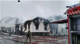  ?? FOTO: THORVALD KNUDSEN ?? BRANNEN I RISØR: Carstensen­s gate 2 i Risør - et av byens eldste hus