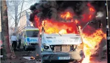  ?? Foto: ?? Polisbilar sattes i brand och många poliser skadades, vid upploppet i Sveaparken i Örebro. Kicki Nilsson/tt