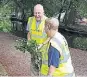  ?? ?? Tidying up the flower beds.