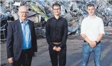  ?? FOTO: PRIVAT ?? Zusammen mit Michael Theurer (v. l.), Vize-Fraktionsc­hef der FDP im Bundestag, besuchte FDP-Kandidat Florian Hirt den Biberacher Recyclingu­nternehmer Alexander Neudeck.