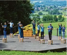  ?? Foto: Marcus Merk ?? Das Eukitea Team bei den Proben für das Stück „Frieden ist“auf der Waldbühne An hausen.