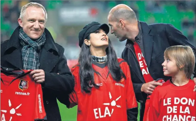  ??  ?? Zidane, con François-Henri y su esposa, Salma Hayek, en un acto para recaudar fondos para la lucha contra la ELA celebrado en el estadio del Rennes en 2009.