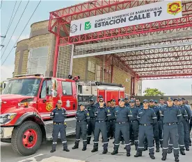  ?? JESúS RICO ?? La estación de bomberos de la 17, la máquina y los 30 nuevos integrante­s.