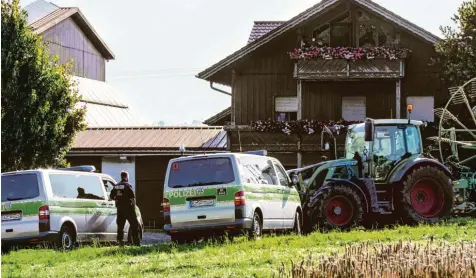  ?? Foto: Ralf Lienert ?? Nun ist ein dritter Bauernhof im Allgäu von der Polizei durchsucht worden. Und wieder steht der Verdacht im Raum, dass es zu Verstößen gegen den Tierschutz gekommen ist. In dem neu ins Visier geratenen Hof werden vor allem Rinder gemästet.