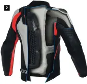  ??  ?? 1 L’airbag route Dainese couvre les épaules, les clavicules, le dos, le thorax.2 L’électroniq­ue se situe dans la dorsale partielle, la cartouche de gonflage se loge au niveau des lombaires, non couvertes par la dorsale...