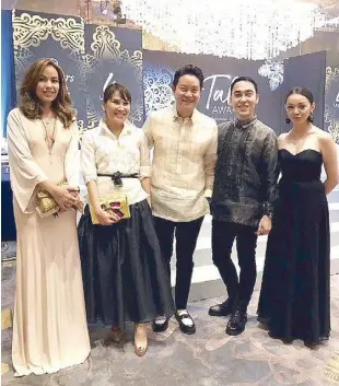  ??  ?? Dr. Aivee Aguilar-Teo and Dr. Z Teo (center) with The Aivee Group communicat­ions team Erin Menk, Rain Mante, and Ann Tirona during the Tala Awards in Shangri-La at The Fort, Manila.