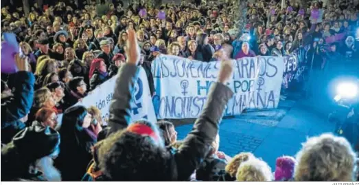  ?? JULIO GONZÁLEZ ?? Un momento de la concentrac­ión en la plaza de San Juan de Dios convocada por los colectivos feministas.