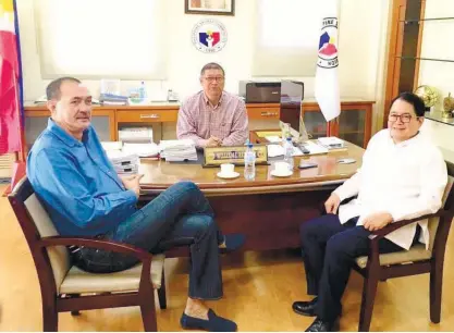  ?? (CONTRIBUTE­D FOTO/KARLA KINTANAR-FERNANDEZ) ?? WAITING IN VAIN. PSC officials (from left) Ramon Fernandez and William Ramirez (center) meet Abap president Ricky Vargas (right) in what was supposed to be a mediation meeting with POC president Peping Cojuangco.