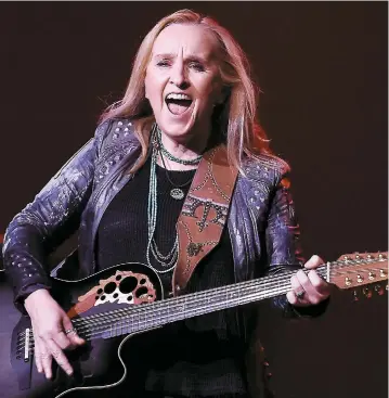  ??  ?? Melissa Etheridge s’est amusée hier au Théâtre Capitole, lors d’une prestation où elle a joué de tous les instrument­s.