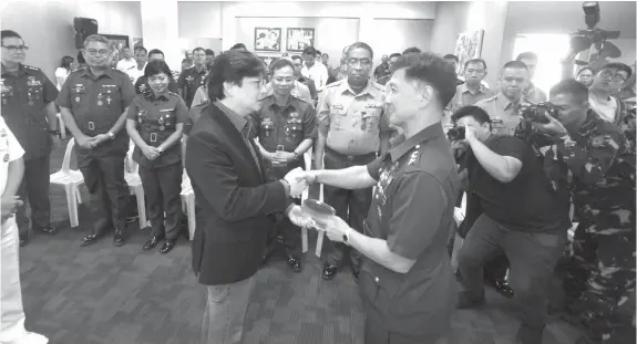  ?? JOY TORREJOS ?? Central Command chief Lt. Gen. Paul T. Atal receives a plaque of recognitio­n from Presidenti­al Assistant for the Visayas Michael Lloyd Dino.