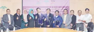  ??  ?? DR. Lim Weng Soon bergambar bersama wakil JICA dan FPISB yang terlibat dengan projek kerjasama membangunk­an sistem rawatan efluen kilang sawit.