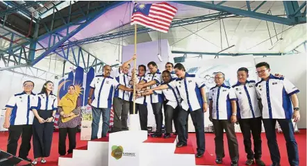  ??  ?? Flying high: (From fourth left) Seputeh Umno chief Datuk Mustapha Kamal, Chai, Tengku Adnan, People’s Progressiv­e Party (MyPPP) president and Transport Ministry adviser Tan Sri M. Kayveas, Federal Territorie­s Deputy Minister Datuk Dr Loga Bala Mohan...