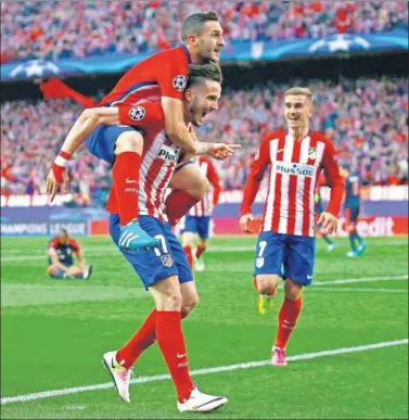  ??  ?? TRES DESEOS. Koke, Saúl y Griezmann son jugadores muy seguidos desde el Camp Nou.