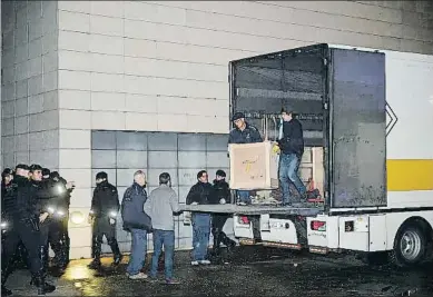  ?? MERCÈ GILI ?? Llegada de las cajas al Museu de Lleida, antes de la operación de embalaje