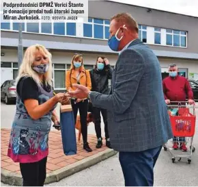  ?? FOTO: ROSVITA JAGER ?? Podpredsed­nici DPMŽ Verici Štante je donacijo predal tudi štorski župan Miran Jurkošek.