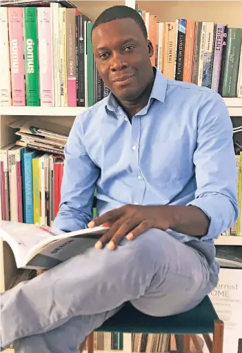  ?? FOTO: RP ?? Bevor er nach Italien auswandert­e, arbeitete Karounga Camara im Senegal als Mathematik­lehrer. Nach sechs Jahren in Mailand kehrte er nach Afrika zurück – nach einer präzisen Vorbereitu­ng. Camara bildete sich fort, eignete sich die Kenntnisse an, um ein...