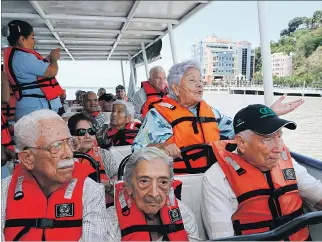  ?? CHRISTIAN VÁSCONEZ / EXPRESO ?? Acto. Cerca de Puerto Santa Ana, Blanca Izaguirre cantó ‘Fatalidad’, de Julio Jaramillo, sin una pizca de timidez.