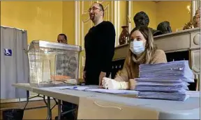  ??  ?? Dans un bureau de vote à Strasbourg, le 15 mars, lors du premier tour.