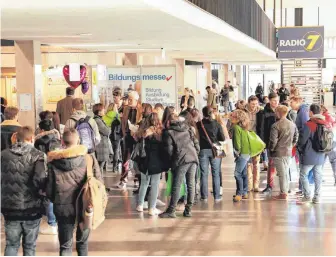  ?? FOTO: ELKE OBSER ?? Großes Interesse herrschte am ersten Messetag in der Oberschwab­enhalle.