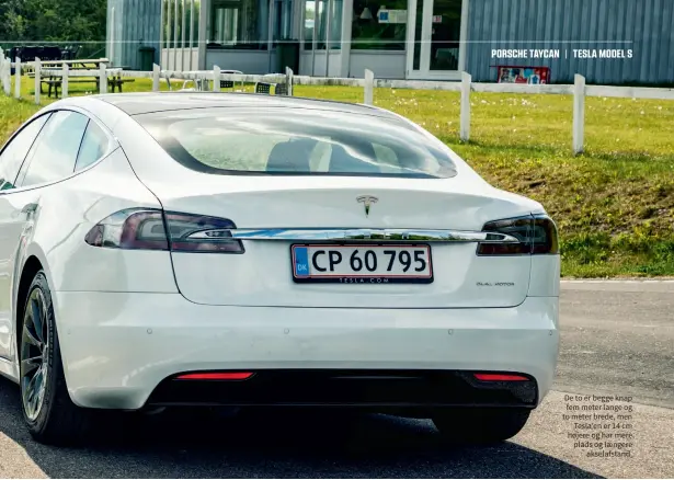  ??  ?? De to er begge knap fem meter lange og to meter brede, men Tesla’en er 14 cm højere og har mere plads og laengere akselafsta­nd.