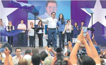  ?? FOTO: JOHNY MAGALLANES ?? El presidente Juan Orlando Hernández Alvarado se proclamó anoche como el candidato oficial del Partido Nacional al obtener una amplia ventaja sobre Roberto Ramón “El Chino” Castillo.